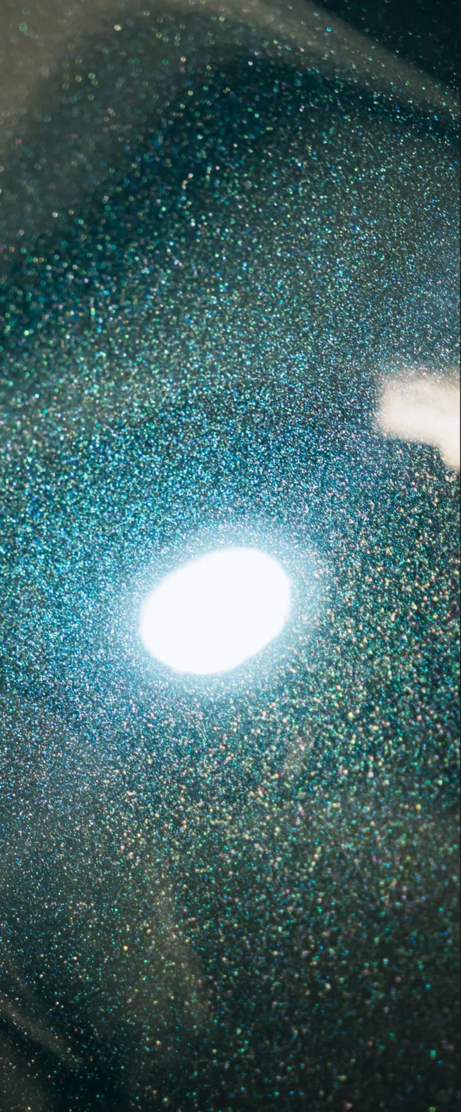Vernis pailleté sous lampe d'inspection - après